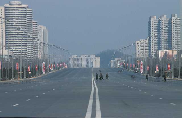 Strae aus Richtung Nampo am Stadtrand Pyongyang